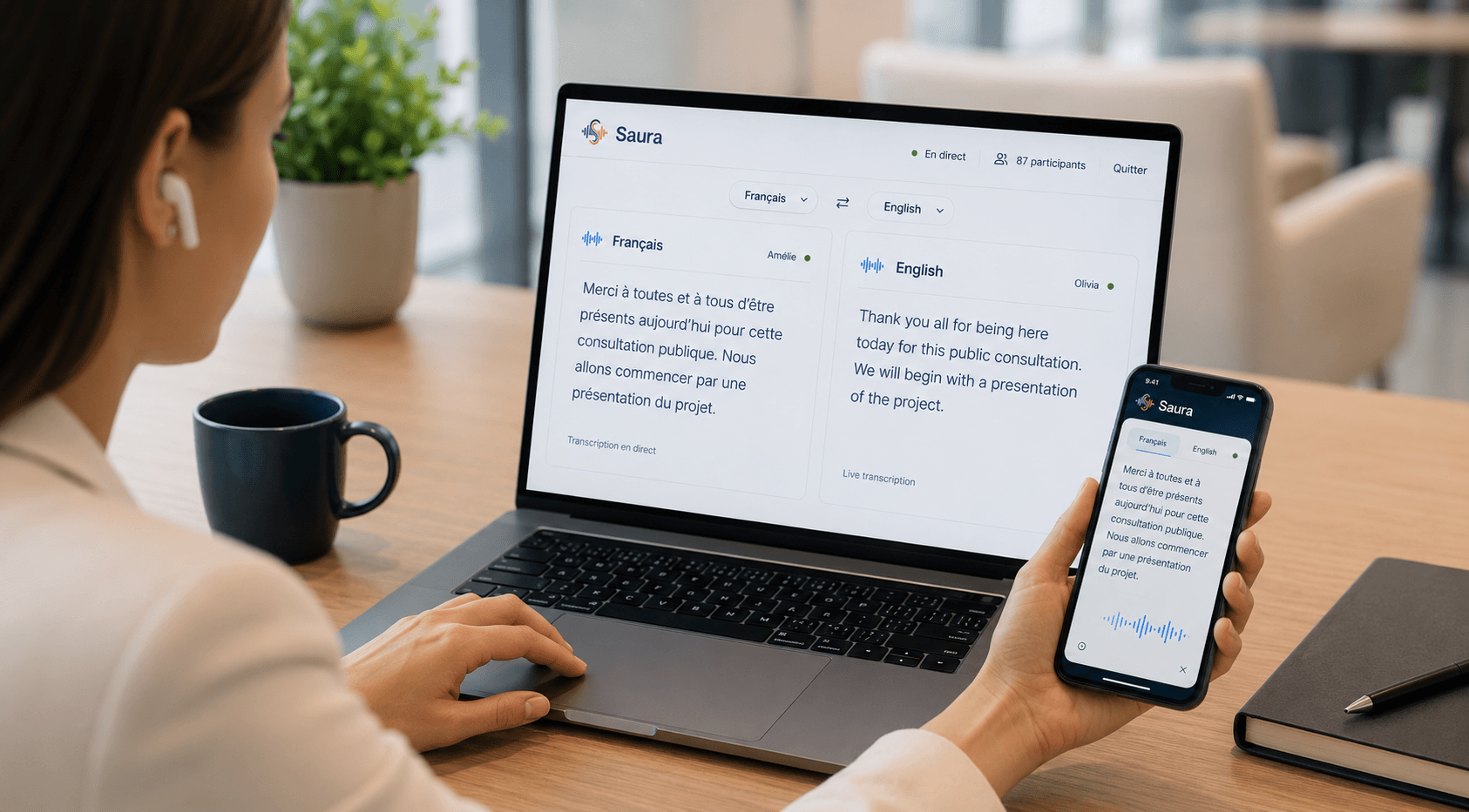 Participante suivant une consultation bilingue en direct sur Saura, sur son ordinateur et son téléphone